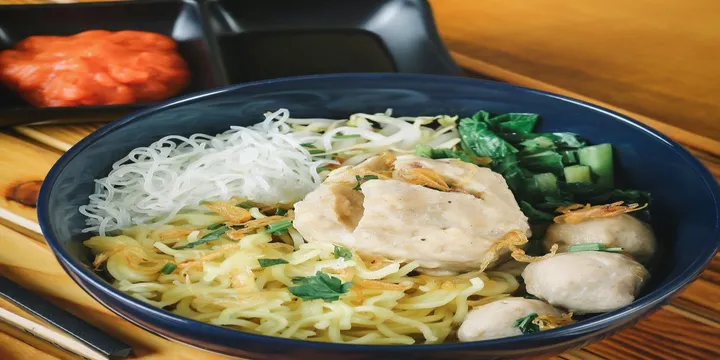 Indonesian Bakso Meatball Soup (Bouncy Beef Meatballs)