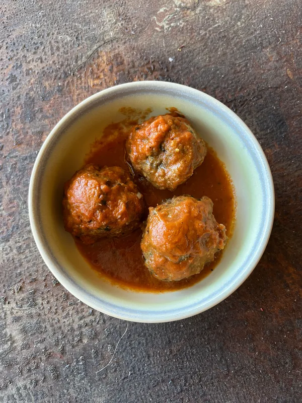 Italian Sunday Gravy Meatballs (Slow-Simmered Family Recipe)
