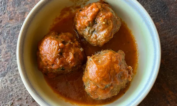 Italian Sunday Gravy Meatballs (Slow-Simmered Family Recipe)