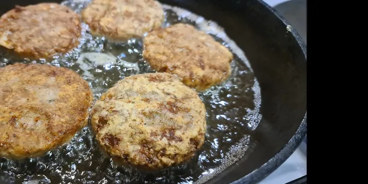How to Make Moldovan Parjoale (Large Herb Meat Patties)
