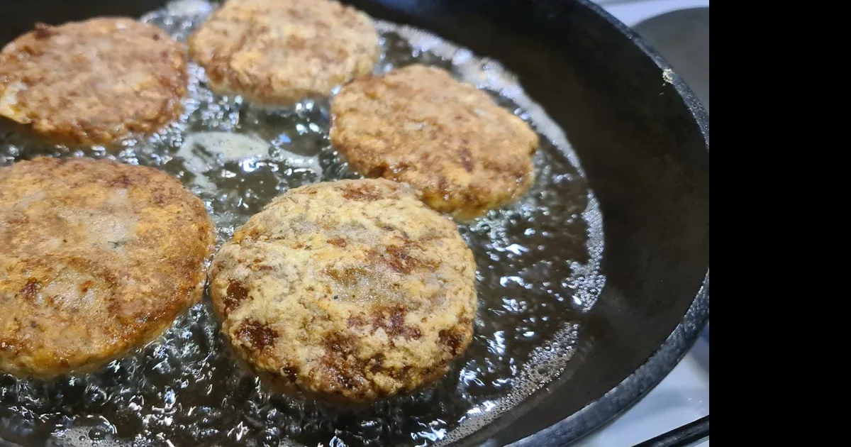 How to Make Moldovan Parjoale (Large Herb Meat Patties)