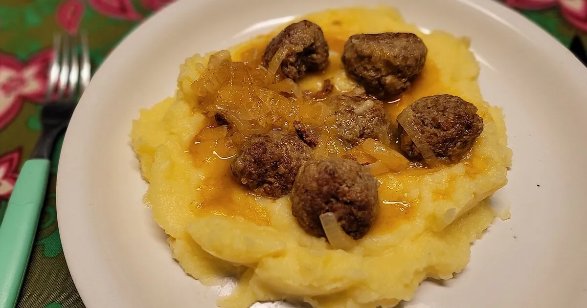 How to Make Serbian Ćufte (Meatballs in Tomato Sauce)