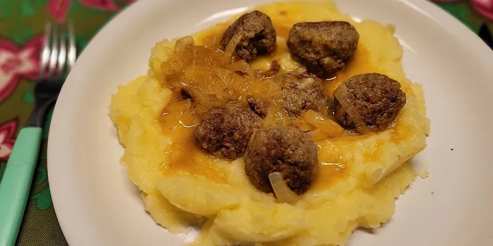 How to Make Serbian Ćufte (Meatballs in Tomato Sauce)